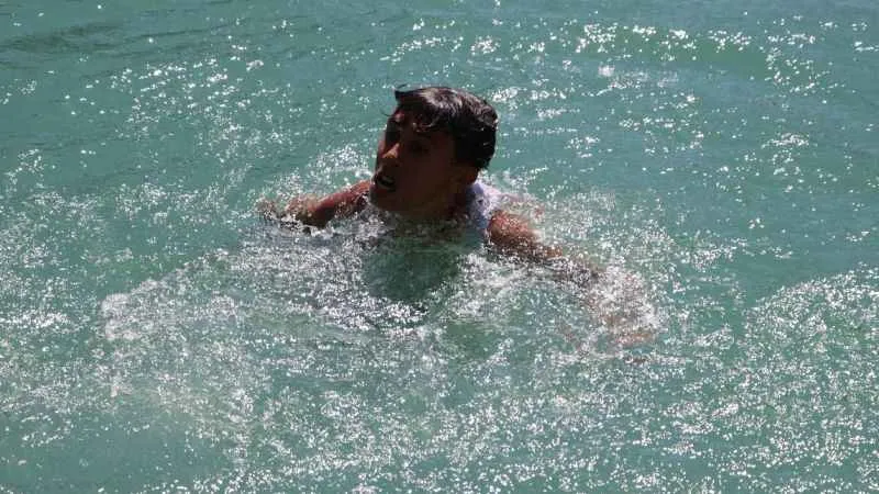 Çocukları aşırı sıcaklarda dışarı çıkarmayın