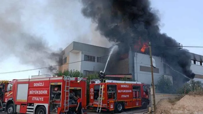Tekstil fabrikasında çıkan yangın maddi hasara neden oldu