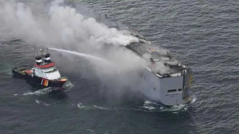 Hollanda’da kargo gemisindeki yangın 2 gündür devam ediyor
