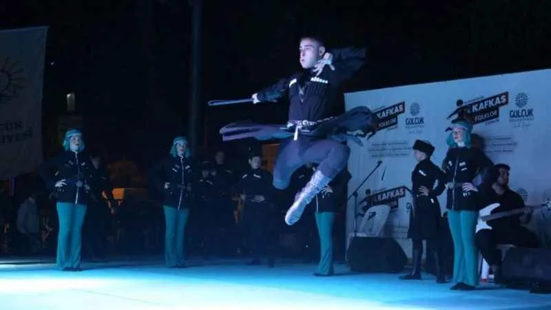 Kafkas dansıyla kendilerine hayran bıraktılar