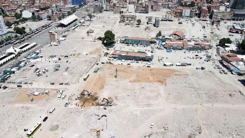 Bakan Özhaseki: “Malatya’nın kalbi tarihi Bakırcılar Çarşısı’nda ilk kazmayı vuruyoruz”