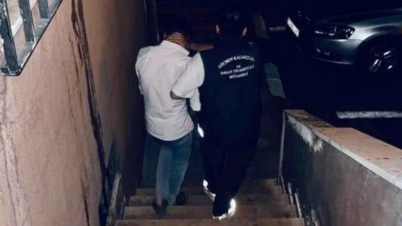 Şüpheli üzerine durdurulan araçta 8 düzensiz göçmen yakalandı