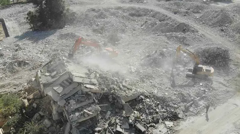 Enkaz kentte Afrika sıcağında zorlu yıkım