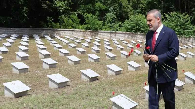 Bakan Fidan, Galiçya Cephesi Türk Şehitliği'ni ziyaret etti