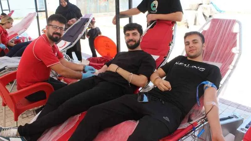 Kan akıtmak yerine Kızılay'a kan bağışladılar