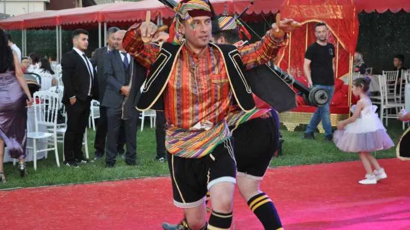 Eskişehir’de zeybek kültürünü devam ettiren efeler günde 5 düğüne gidiyor