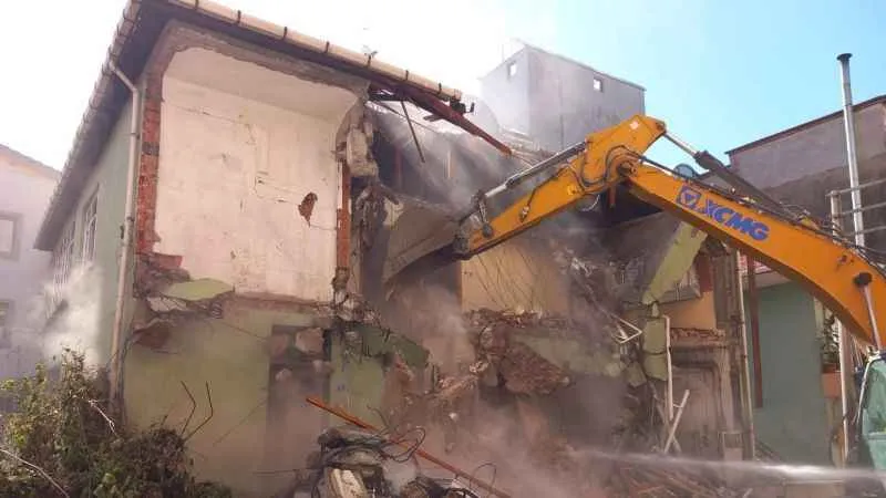 Körfez'de 1999 depreminden kalan son bina yıkıldı
