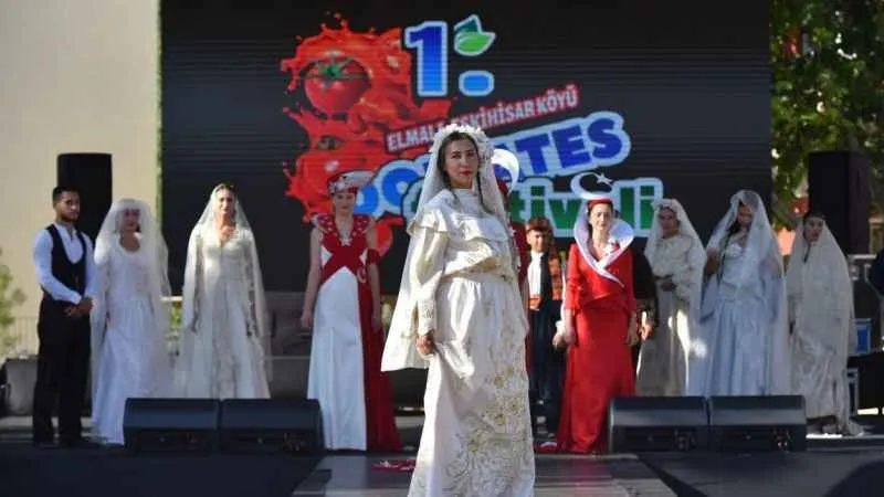 300 yıllık Elmalı gelinliği defileye çıktı