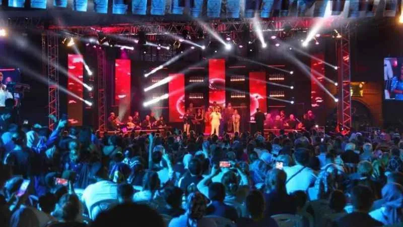 TRT sanatçıları Vanlılarla buluştu