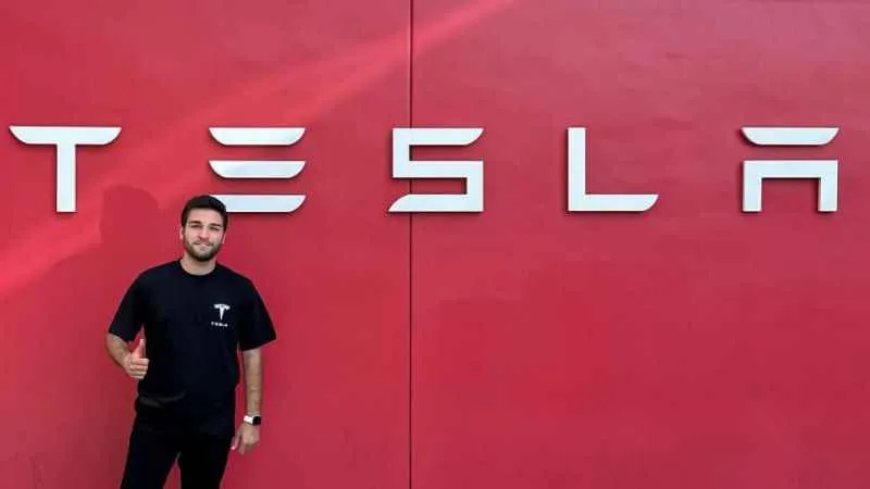 Hayalleri gerçek oldu, Tesla’da işe girdi