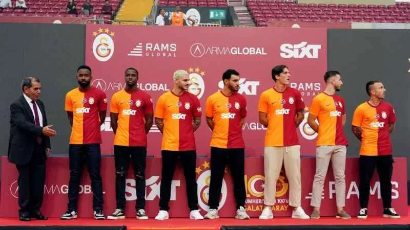Galatasaray, yeni transferlerine taraftara açık imza töreni düzenledi