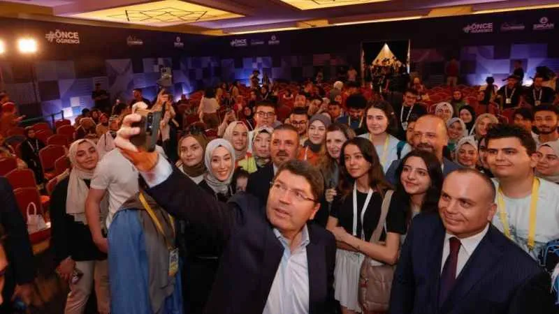 Adalet Bakanı Tunç, Ankara’da öğrencilerle buluştu
