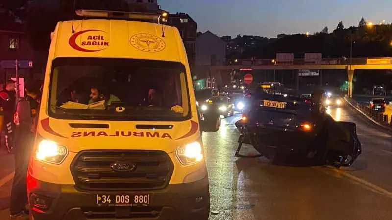 Şişli'de bariyere çarpan araç takla atıp ters döndü