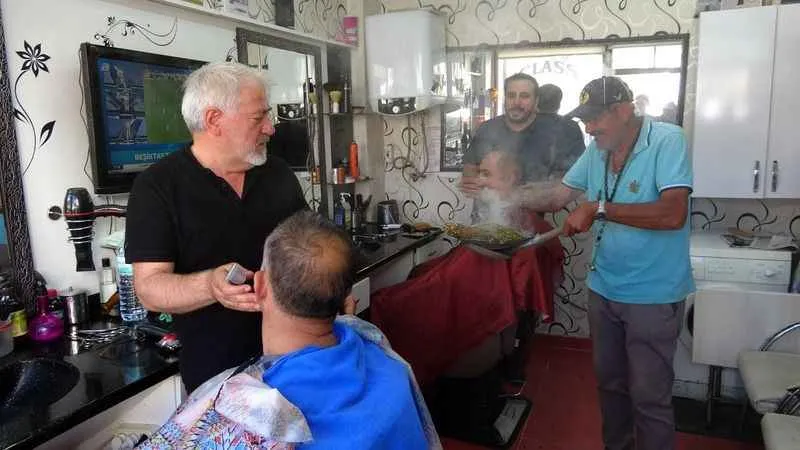 Esnaf işlerin iyiye gitmesi için üzerlik otu tüttürdü