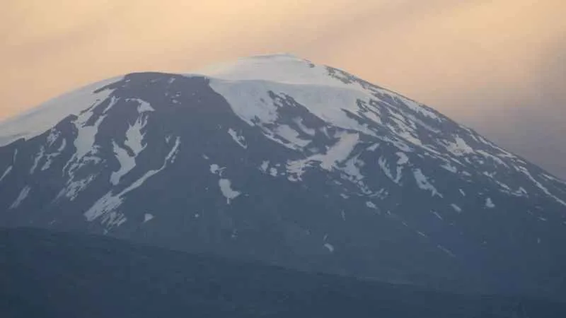 Ağrı Dağı erimeye devam ediyor