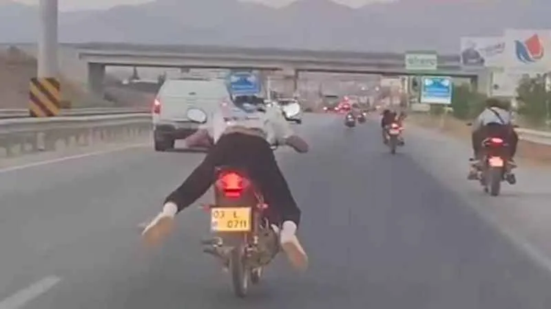 Motosikletli gençlerin ölümü hiçe saydığı anlar böyle görüntülendi