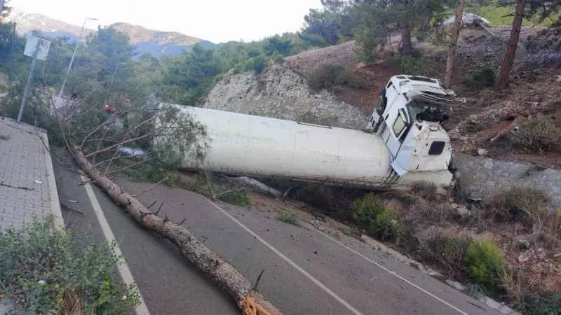Doğalgaz yüklü tanker uçuruma yuvarlandı, sızıntı ihtimaline karşı önlem alındı