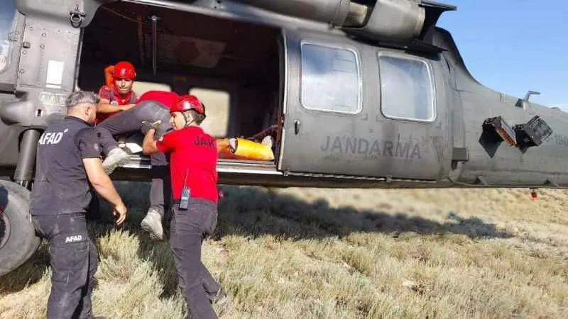 Yaralanan dağcı helikopterle kurtarıldı