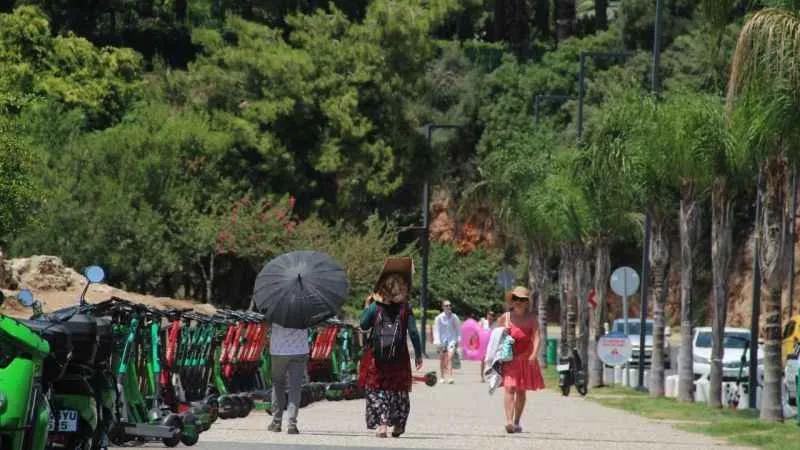 Antalya’da sıcak hava uyarısı: Sahil kesimlerinde 2 ila 4, iç kesimlerde 4 ila 8 derece civarında artacak