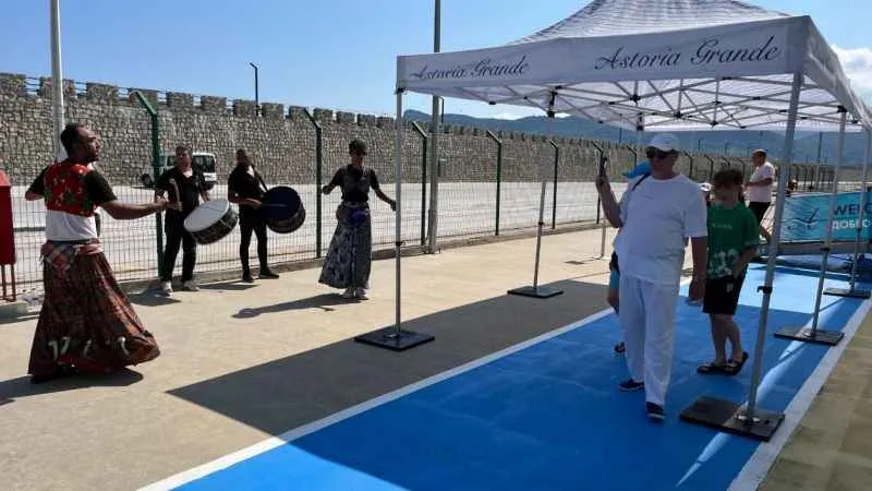 Rus turistlere davul zurna ve köçekli karşılama