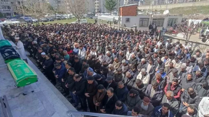 Kazada ölen baba oğul Yusuf Genç ve Hüseyin Genç birlikte son yolculuğuna uğurlandı