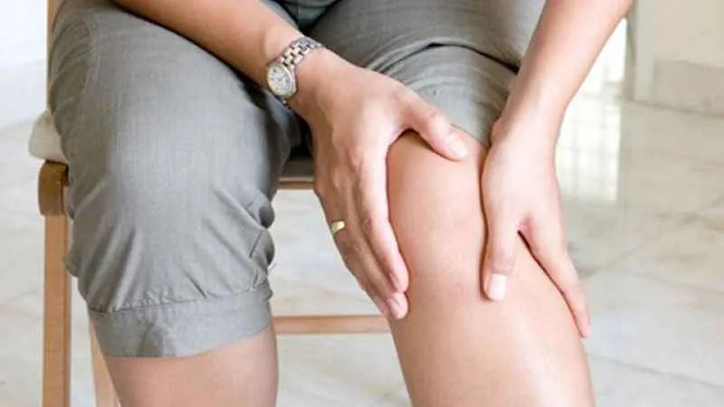 Bacak bacak üstüne atmak sinir sıkışması yapıyor 