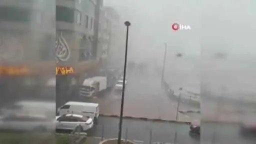 BAE’de şiddetli yağış hayatı felç etti