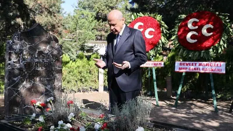 BAHÇELİ ALPARSLAN TÜRKEŞ'İN KABRİNİ ZİYARETETTİ