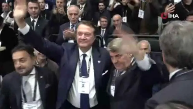 Beşiktaş başkan adayları salonda bir araya gelerek kucaklaştı