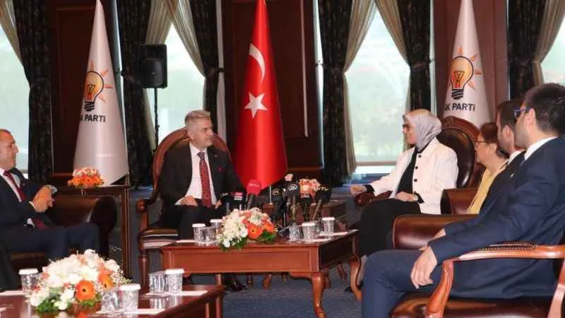 AK Parti heyeti, CHP heyeti ile bayramlaştı