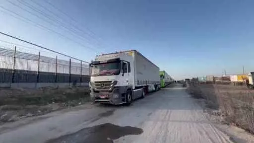 Gazze Şeridi’ne insani aranın ardından 100 tırlık ilk yardım konvoyu giriş yaptı