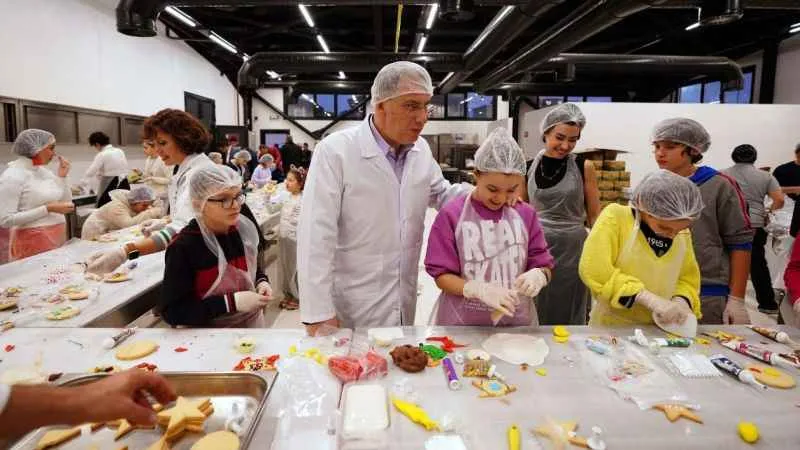 Başkan, yeni yıl kurabiyesi yapmak için kolları sıvadı
