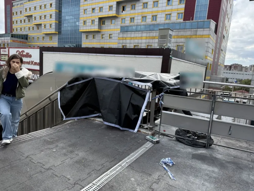 Beylikdüzü'nde metrobüs köprüsünde yürüyen merdiven yangını