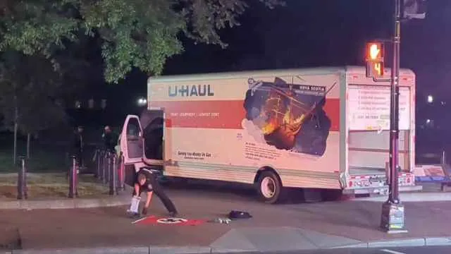 Nazi bayraklı araç Beyaz Saray’ın güvenlik bariyerlerine çarptı