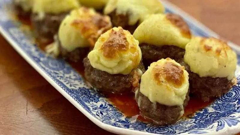 Bu lezzeti bir kez tadan bir daha unutamıyor! 30 dakikada hazırlanan Hasanpaşa köftesi malzemeleri ve tarifi