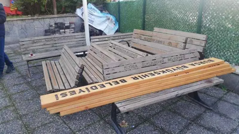 Nilüfer Belediyesi banklardaki 'Büyükşehir' yazısını kaldırdı