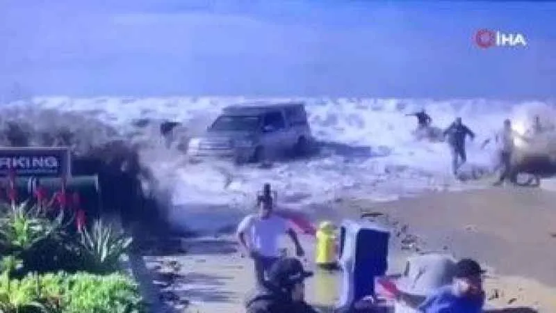 Dev dalgalar deniz duvarını aştı: 8 kişi yaralandı