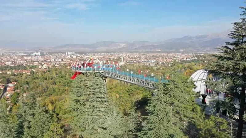 Türkiye’nin en büyük cam teraslarından biri Isparta’da açıldı