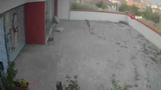 Şiddetli fırtına ilçede hayatı felç etti: Camlar kırıldı, çatılar uçtu