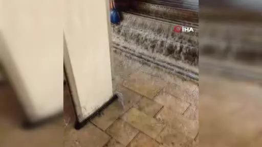 İstanbul’da sağanak yağış: Mısır Çarşısı’nı su bastı