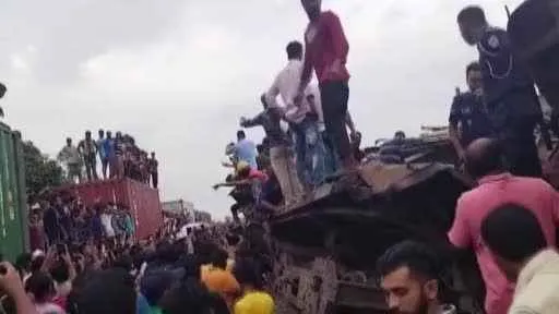 Bangladeş’te iki tren kafa kafaya çarpıştı: 17 kişi öldü, 100’den fazla kişi yaralandı