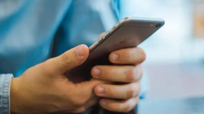 İthal cep telefonlarının gümrük fiyatına gelen zam iptal edildi