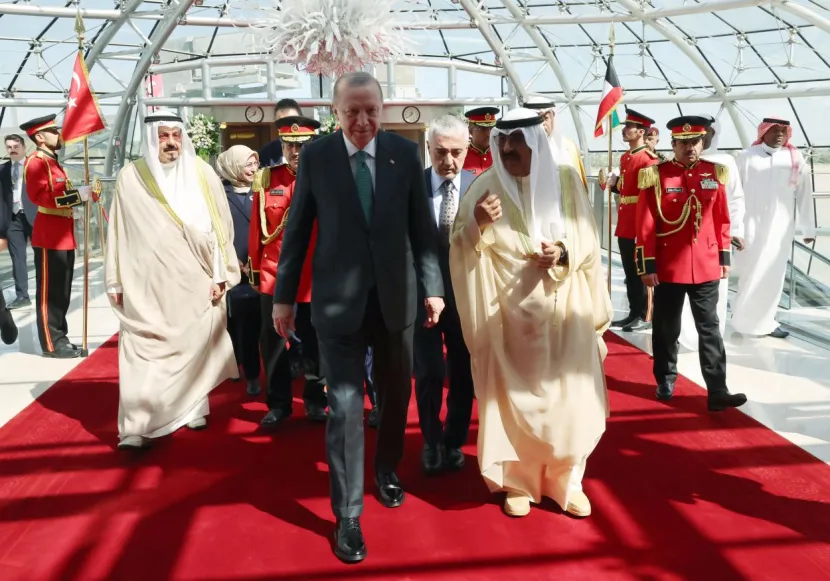Cumhurbaşkanı Erdoğan, Kuveyt’te resmi törenle karşılandı