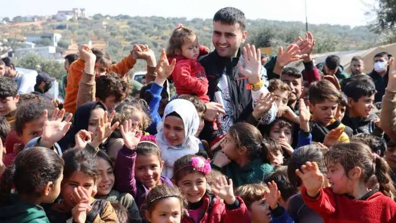 CZN Burak savaş mağduru çocuklar için yemek yaptı