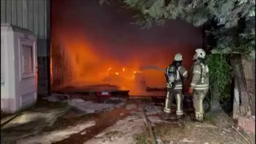 Çatalca’da fabrika deposu alevlere teslim