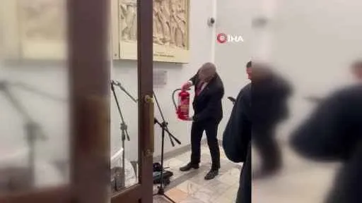 Polonyalı milletvekili, Hanuka Bayramı için yakılan mumları yangın tüpüyle söndürdü