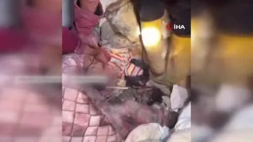 Gazze'de bir bebek enkaz altından canlı çıkarıldı