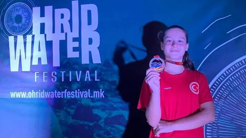 Kelebek Mobilya'nın sponsoru olduğu milli yüzücü Defne Bahar'dan bronz madalya