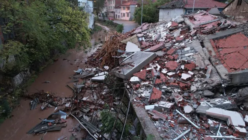 Depremin ardından artçılar sürüyor