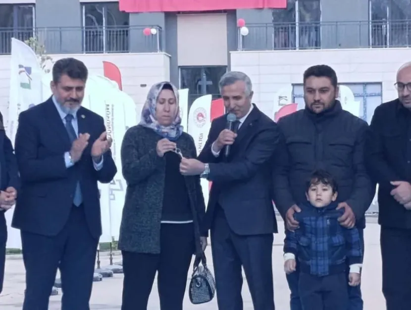 Depremzedeler evlerine kavuşuyor! 5 bin 733 konutun anahtarı teslim edildi